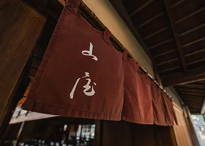 暖簾がかかる日本家屋