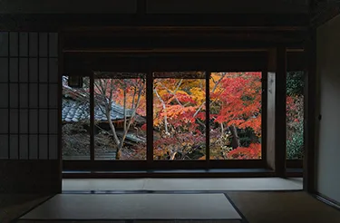 縁側に座る子ども