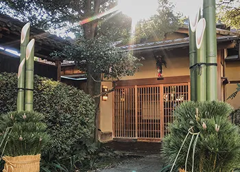 竹林に囲まれた日本家屋