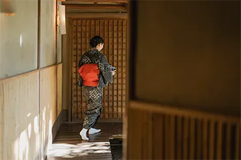和装の女性が廊下を歩く様子