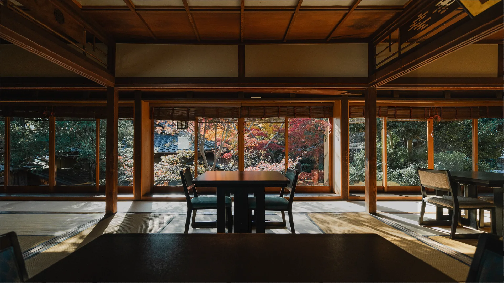 紅葉の庭を望む和室
