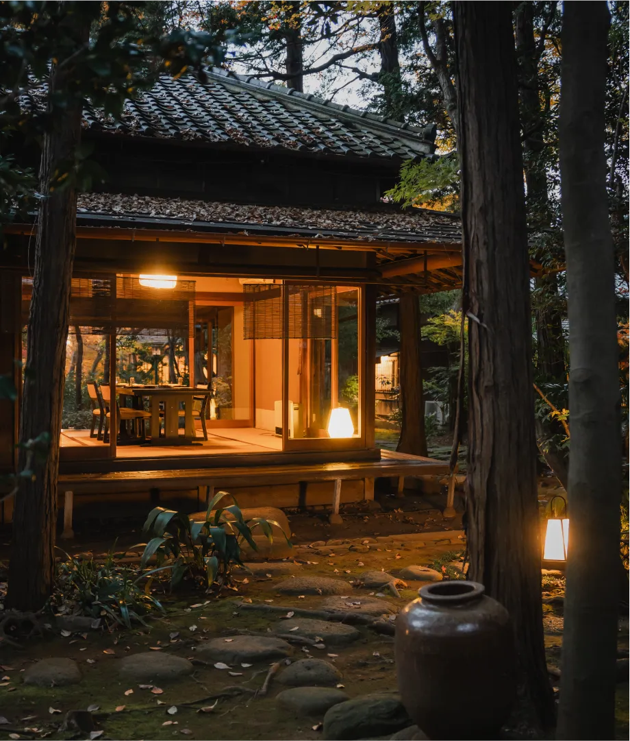 灯りに照らされたお部屋