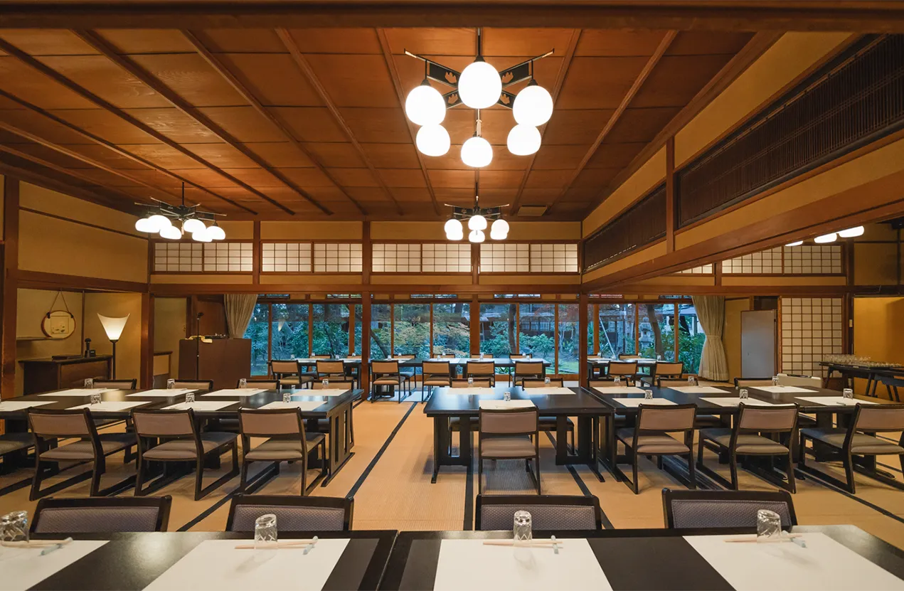 和室の大広間とテーブル