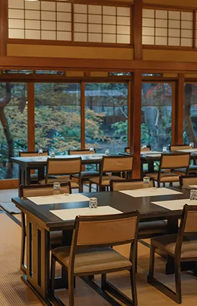 窓から紅葉を望む大広間