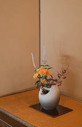 個室に飾られた花